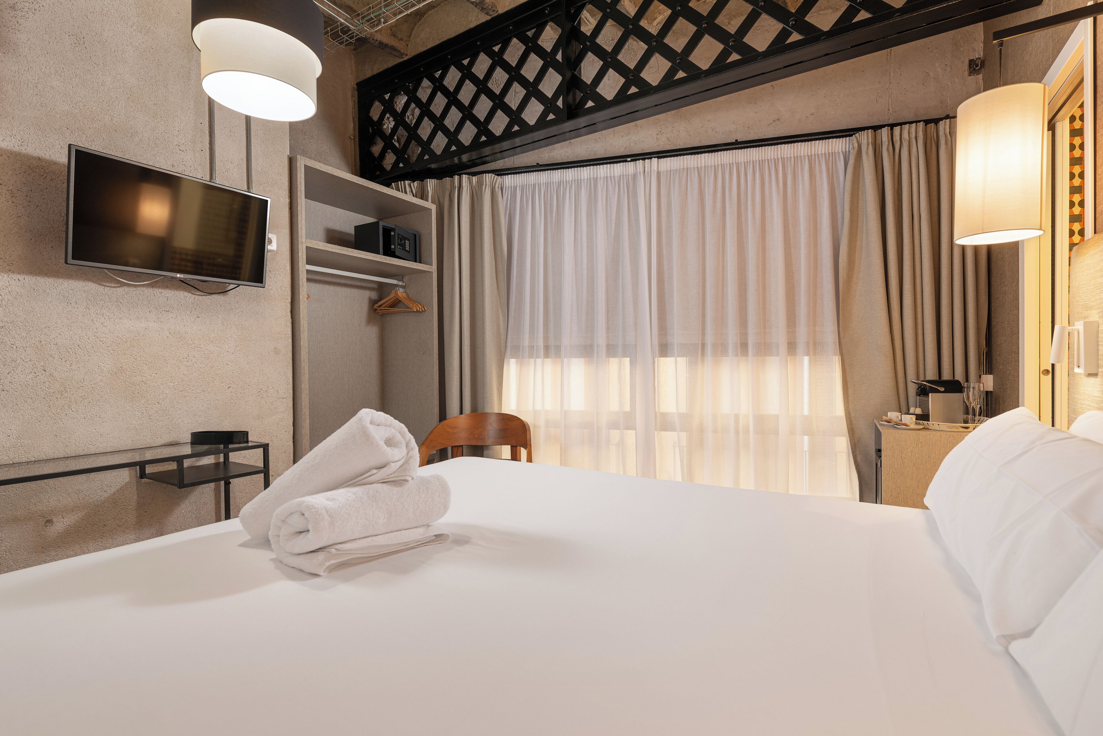 standard double room | 1 bedroom, premium bedding, down duvets, minibar