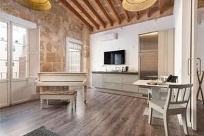 Suite | Wohnbereich | 32-Zoll-Flachbildfernseher mit Satellitenempfang, Fernseher