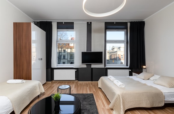 Apartment (Cream) | Premium bedding, iron/ironing board, rollaway beds, free WiFi