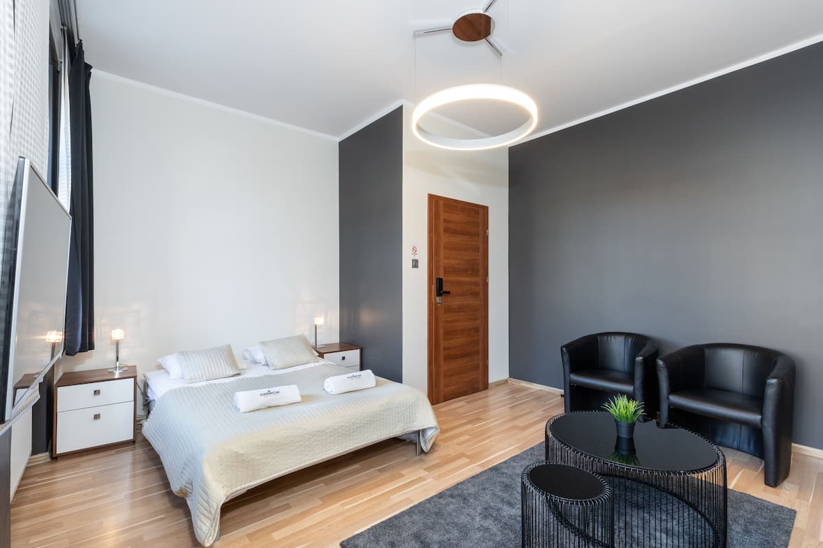 Apartment (Cream) | Premium bedding, iron/ironing board, rollaway beds, free WiFi