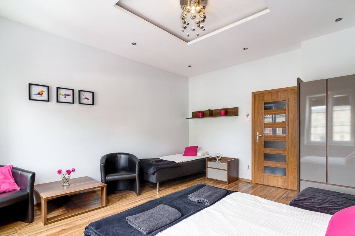 Apartamento superior (Gray) | Ropa de cama de alta calidad y tabla de planchar con plancha