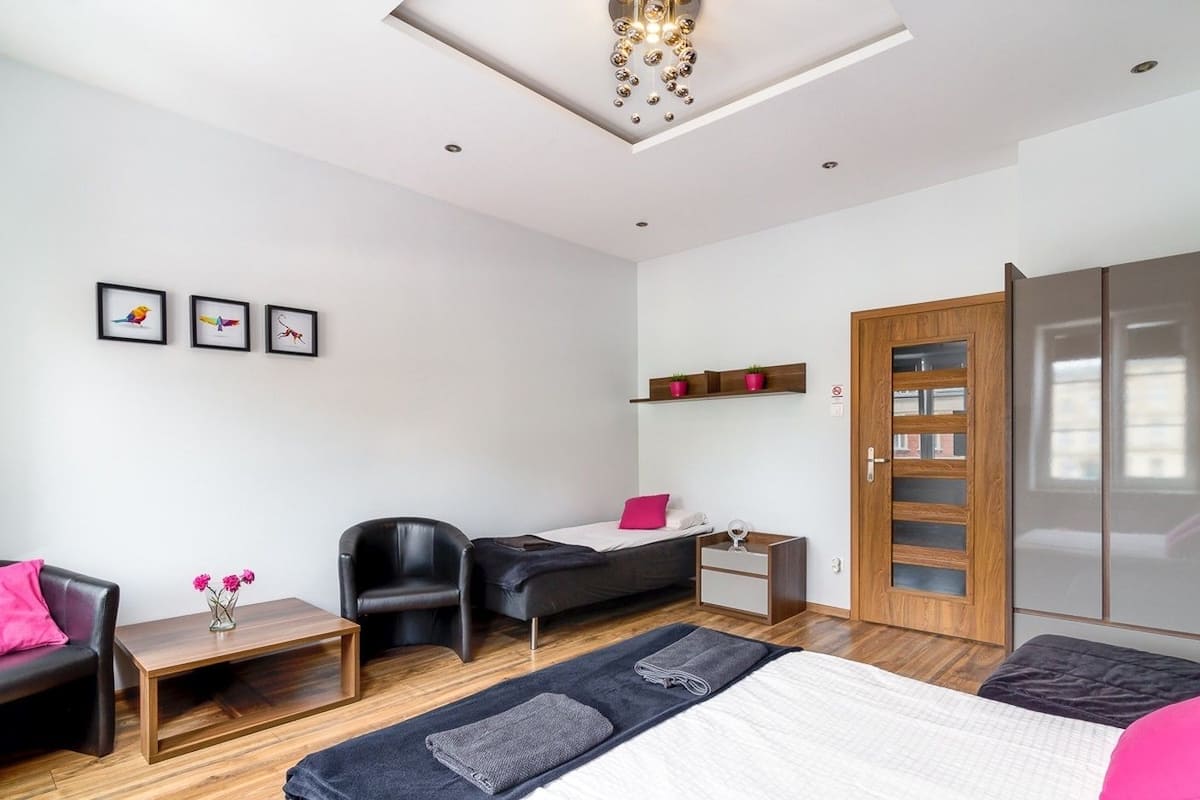 Superior Apartment (Gray) | Premium bedding, iron/ironing board, rollaway beds, free WiFi
