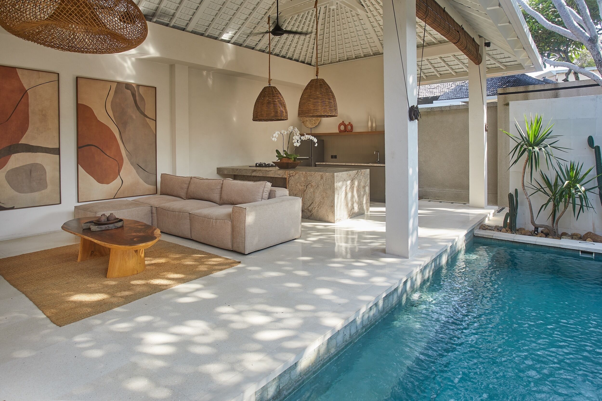 Ein moderner Wohnbereich mit Pool, Sofa und Couchtisch.