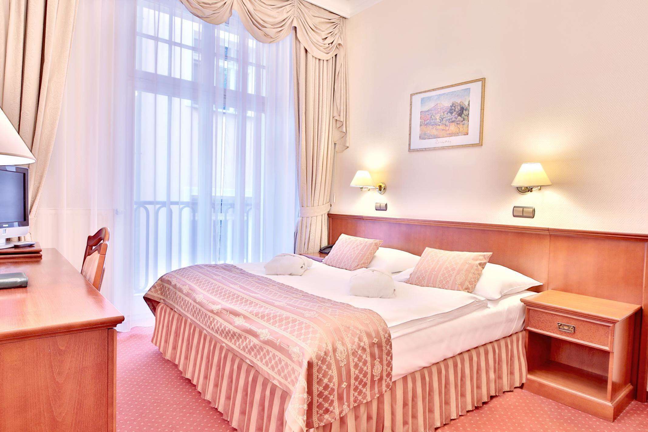 superior double or twin room | 1 bedroom, minibar, in-room safe, desk