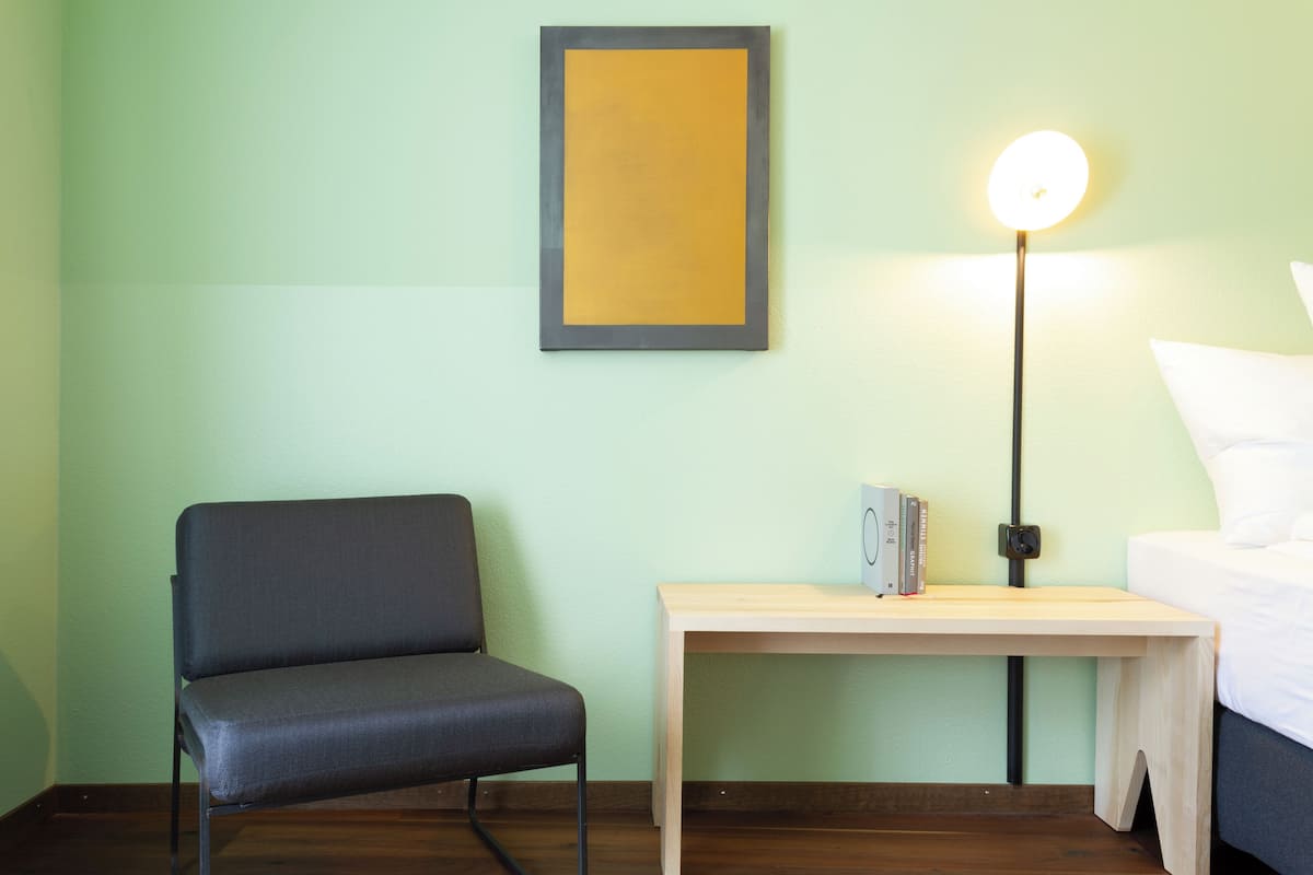 Ylelliset vuodevaatteet, untuvapeitot, tallelokero huoneessa