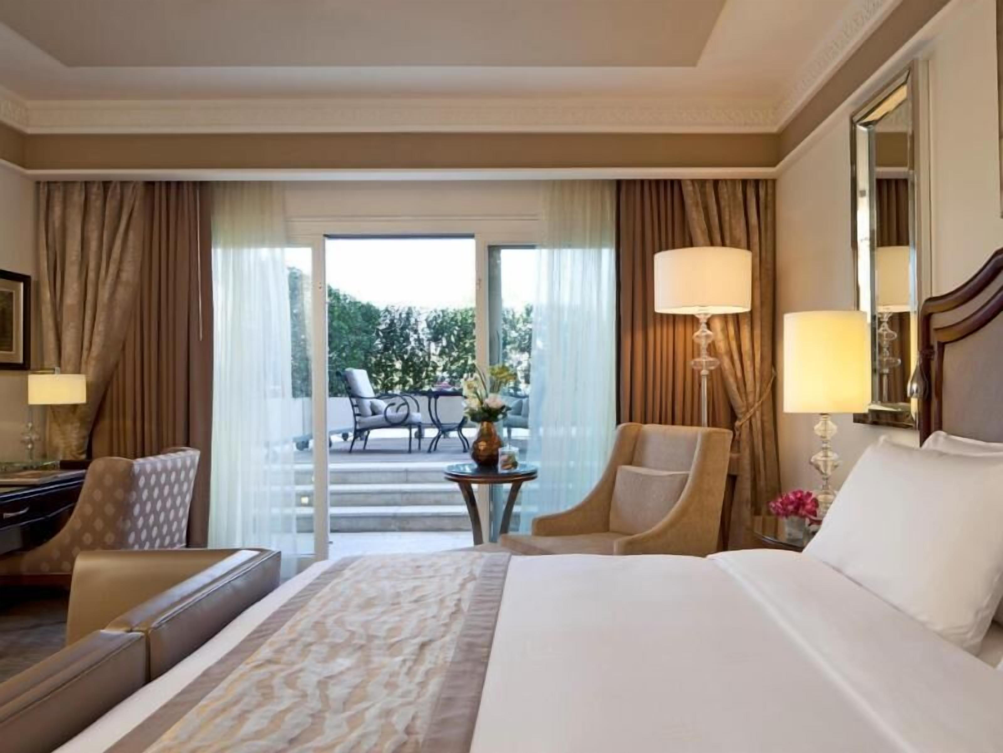 Ropa de cama de alta calidad, colchones con efecto memoria y minibar 