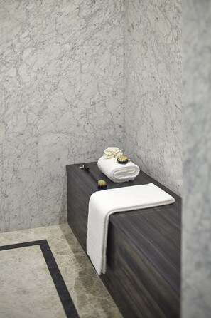 Kamar (Palace) | Kamar mandi | Bathtub dan shower terpisah, bathtub besar,  dan pancuran hujan