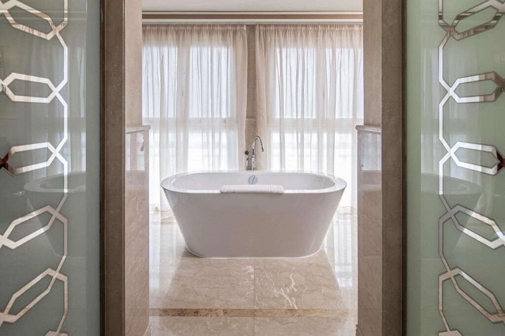 Bañera y ducha independientes, bañera profunda