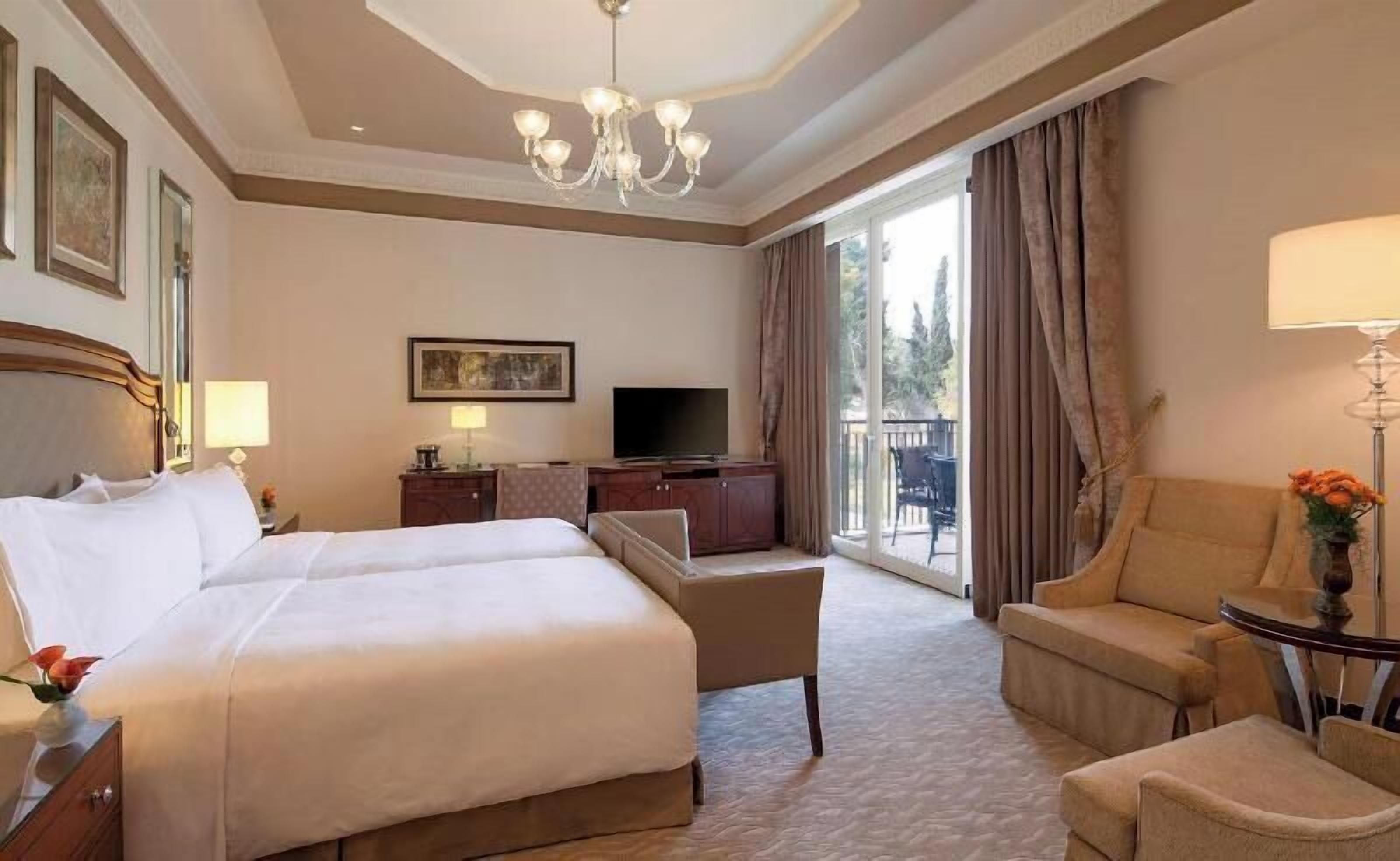 Ropa de cama de alta calidad, colchones con efecto memoria y minibar 