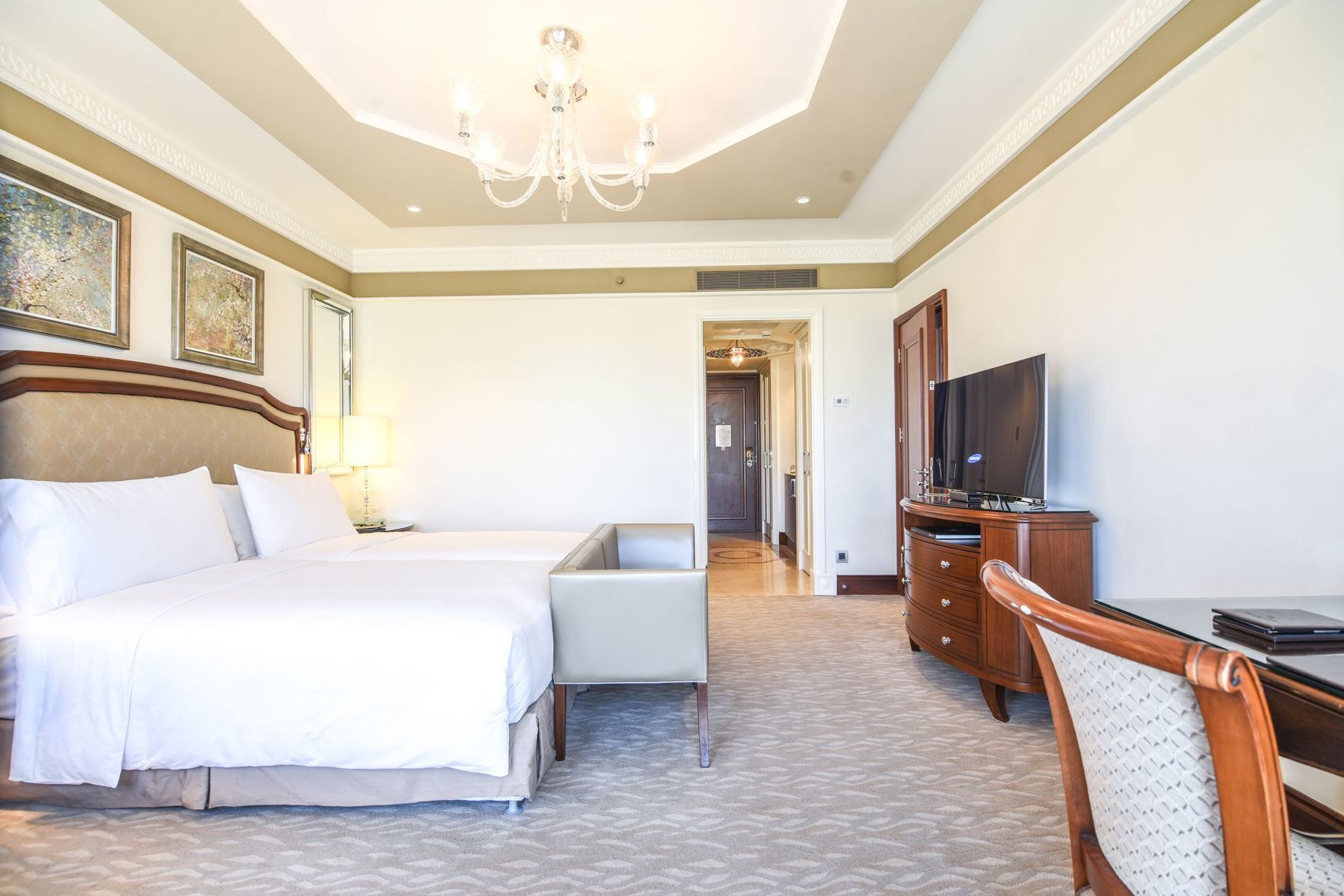 Ropa de cama de alta calidad, colchones con efecto memoria y minibar 
