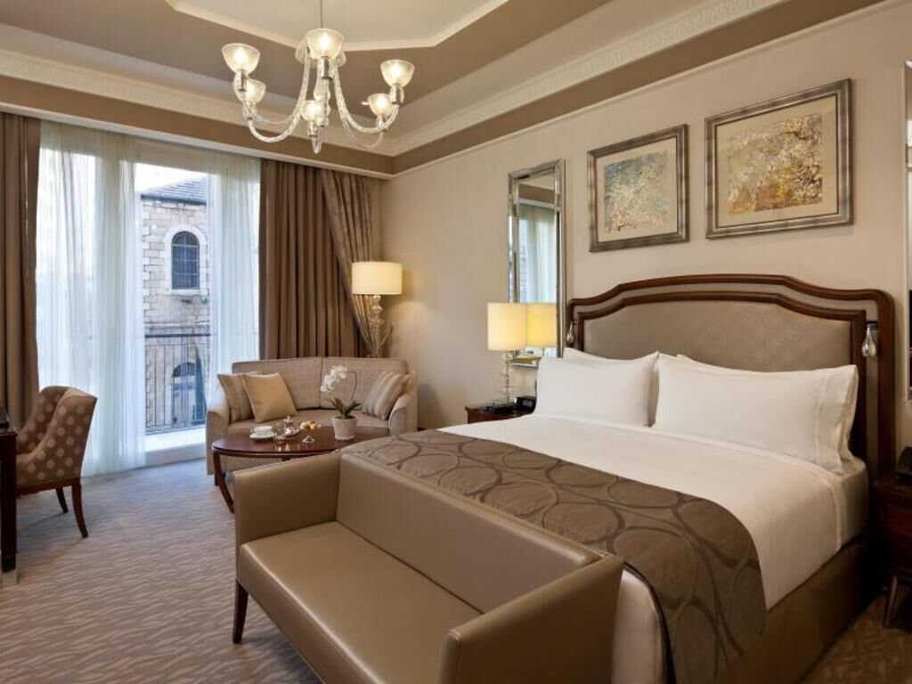 Ropa de cama de alta calidad, colchones con efecto memoria y minibar 