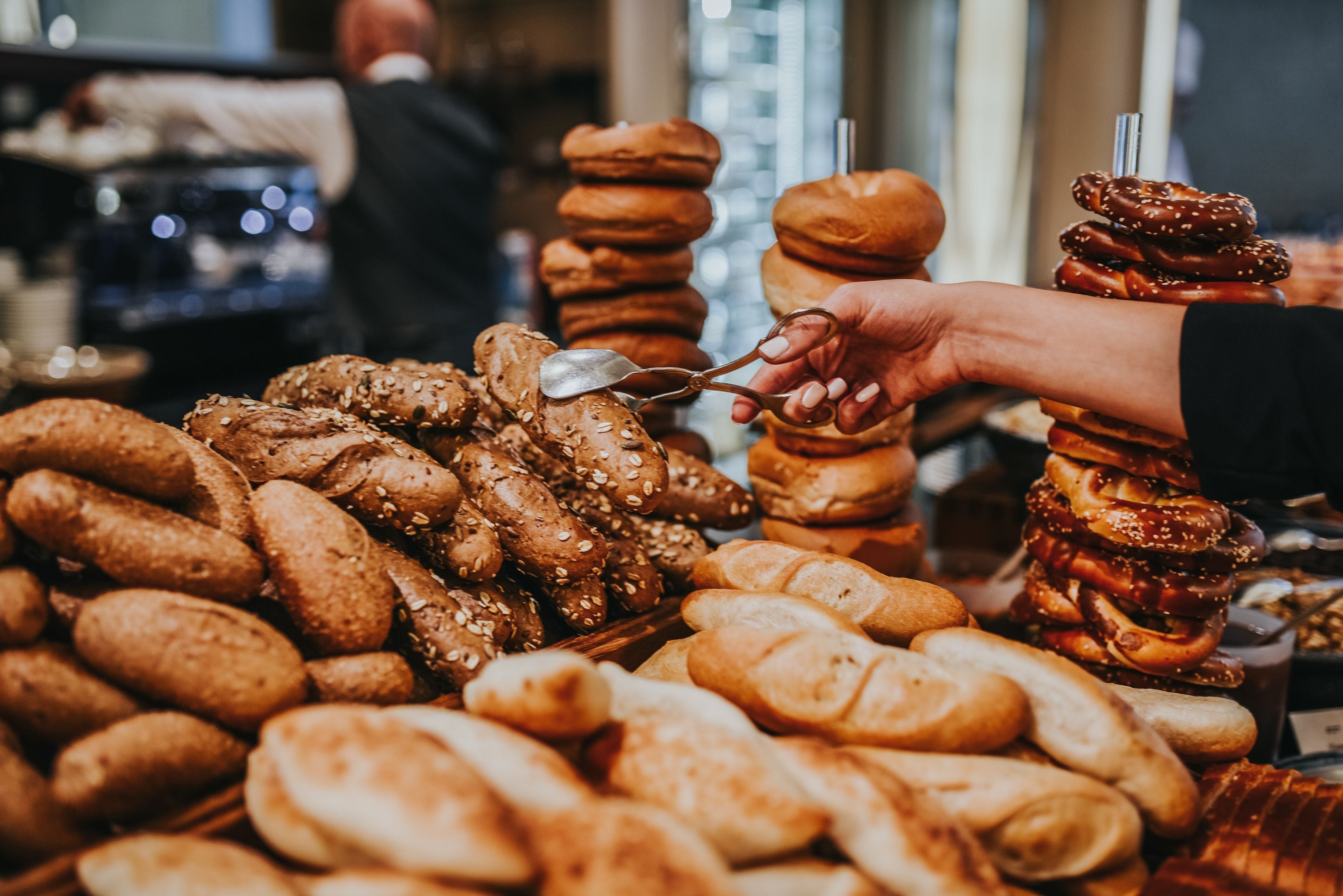 Verschiedene Brote und Gebäck in einer Bäckerei.