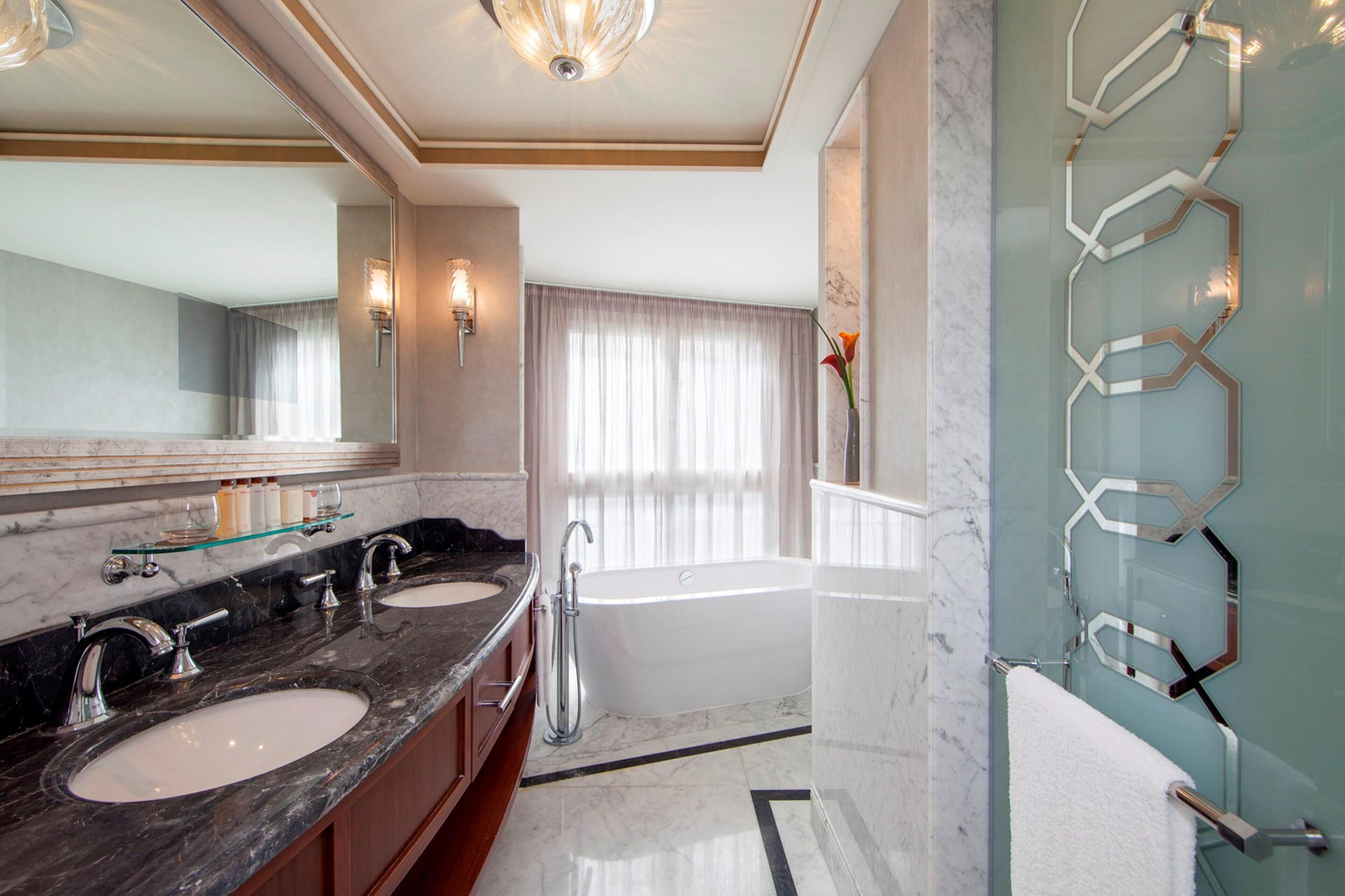 Ropa de cama de alta calidad, colchones con efecto memoria y minibar 