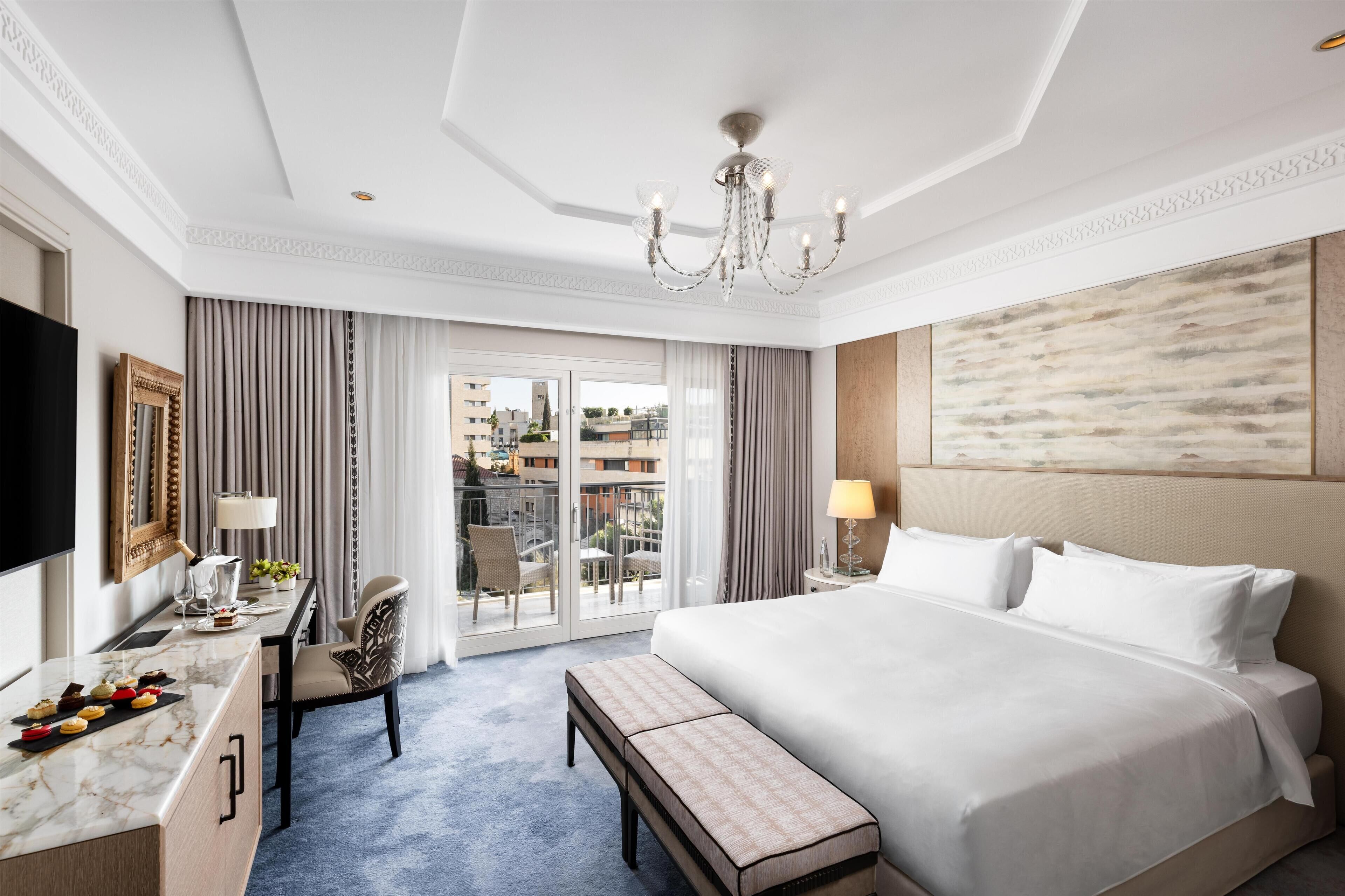 高級寢具、記憶床墊、迷你吧、客房內保險箱