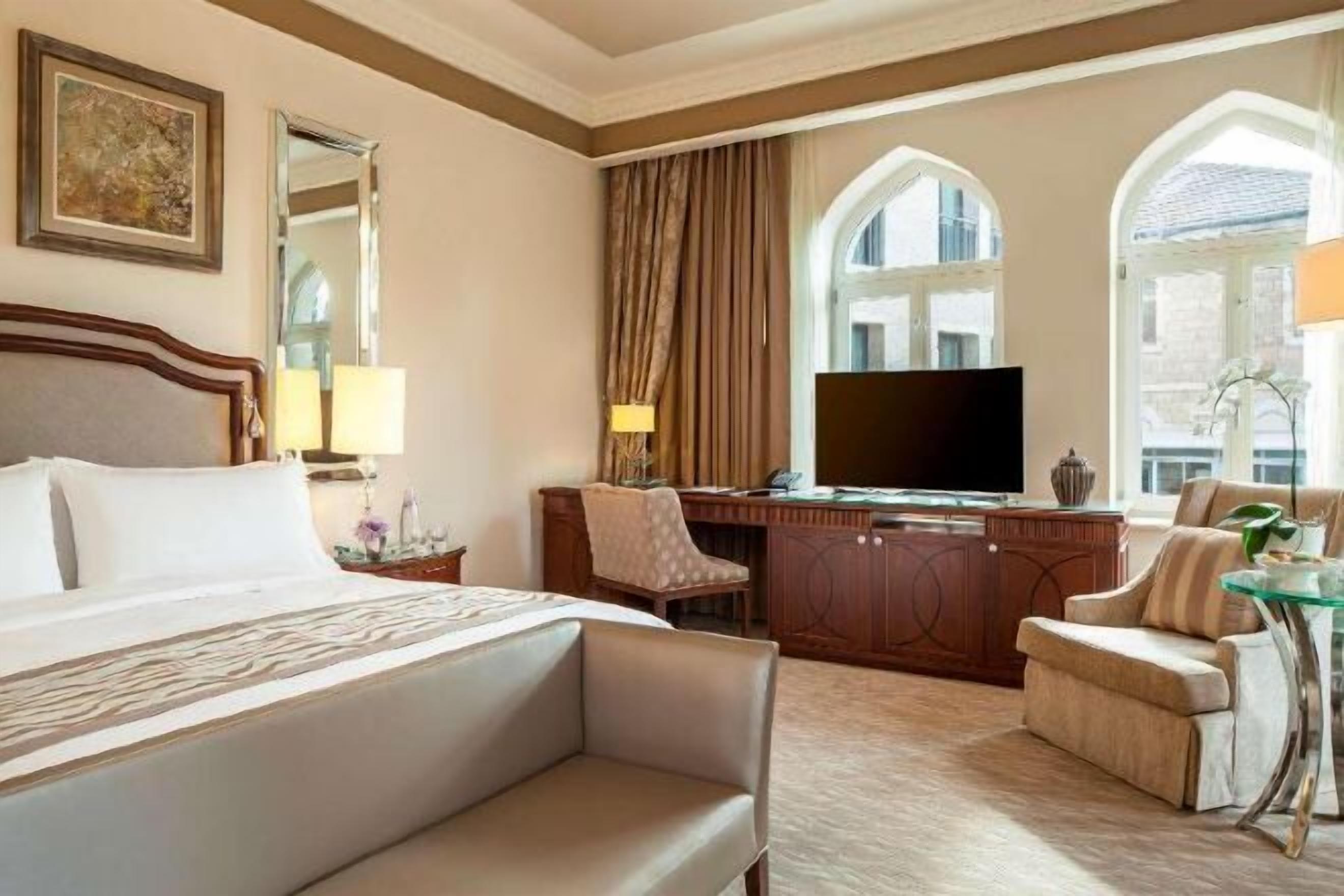 Ropa de cama de alta calidad, colchones con efecto memoria y minibar 