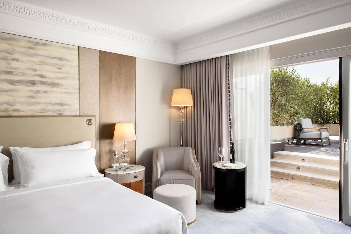 King Terrace Room | Living area | 46-inch flat-screen TV with premium TV channels, TV, DVD player