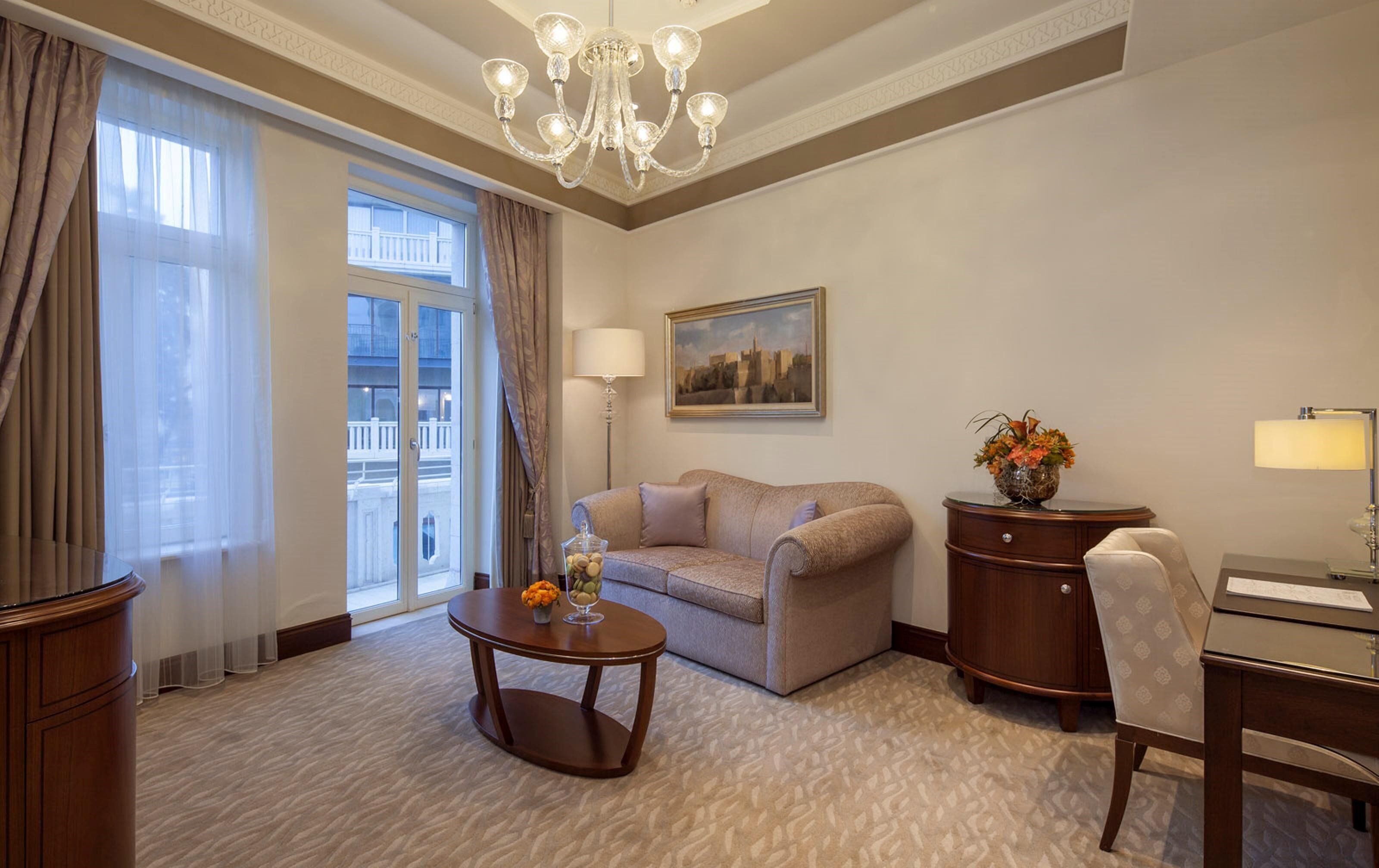 Ropa de cama de alta calidad, colchones con efecto memoria y minibar 