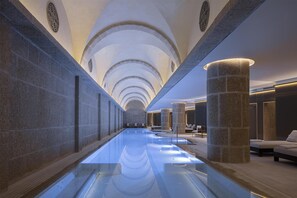 Alberca techada, acceso de 07:00 a 19:00, y salvavidas en la propiedad 