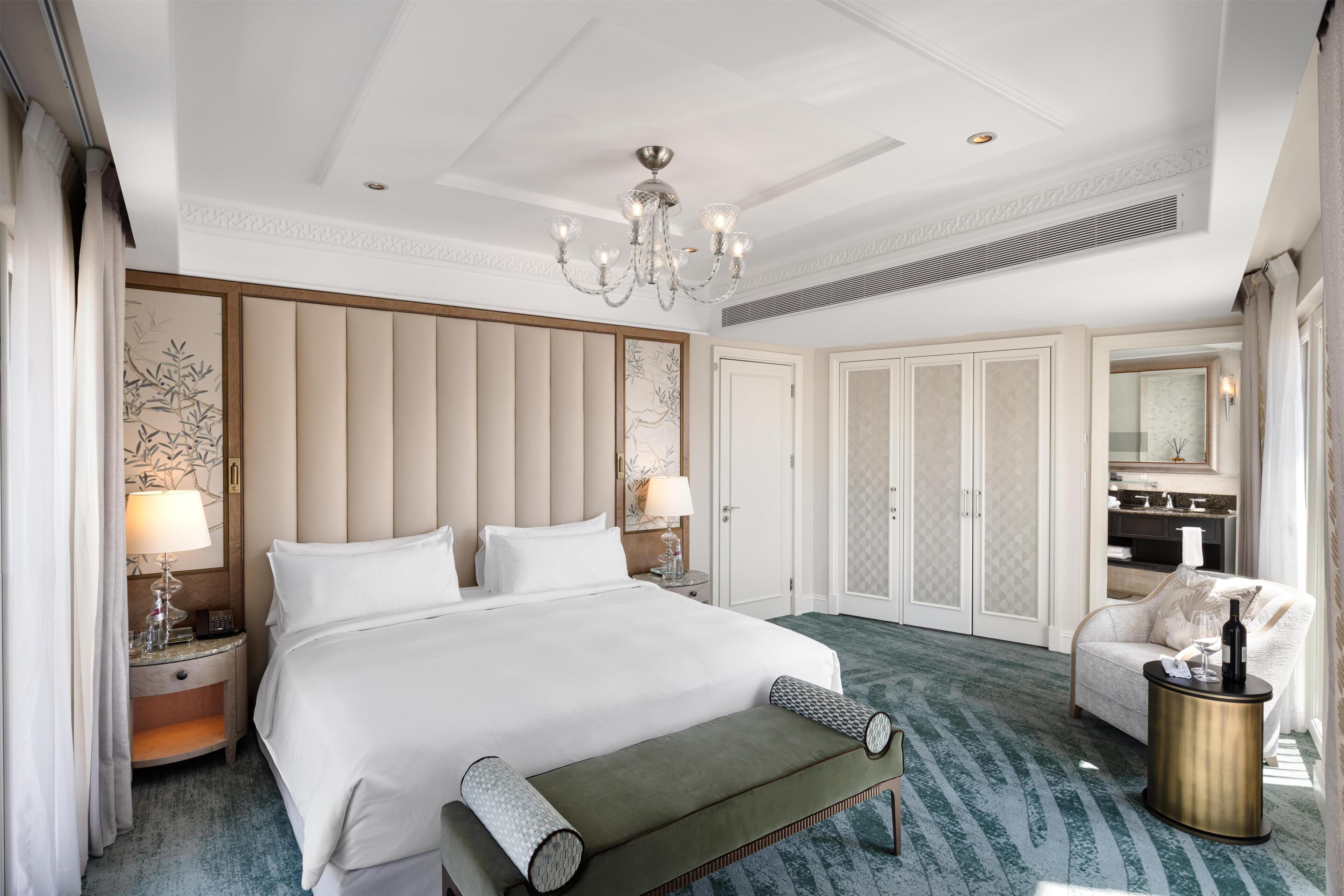 Ropa de cama de alta calidad, colchones con efecto memoria y minibar 