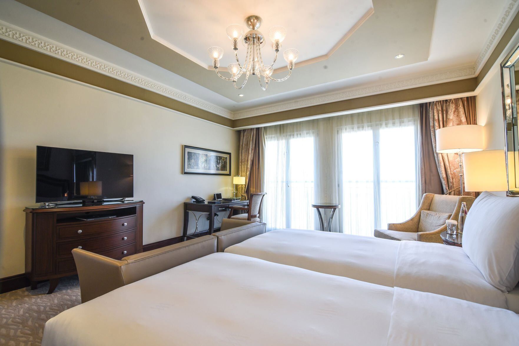 Ropa de cama de alta calidad, colchones con efecto memoria y minibar 