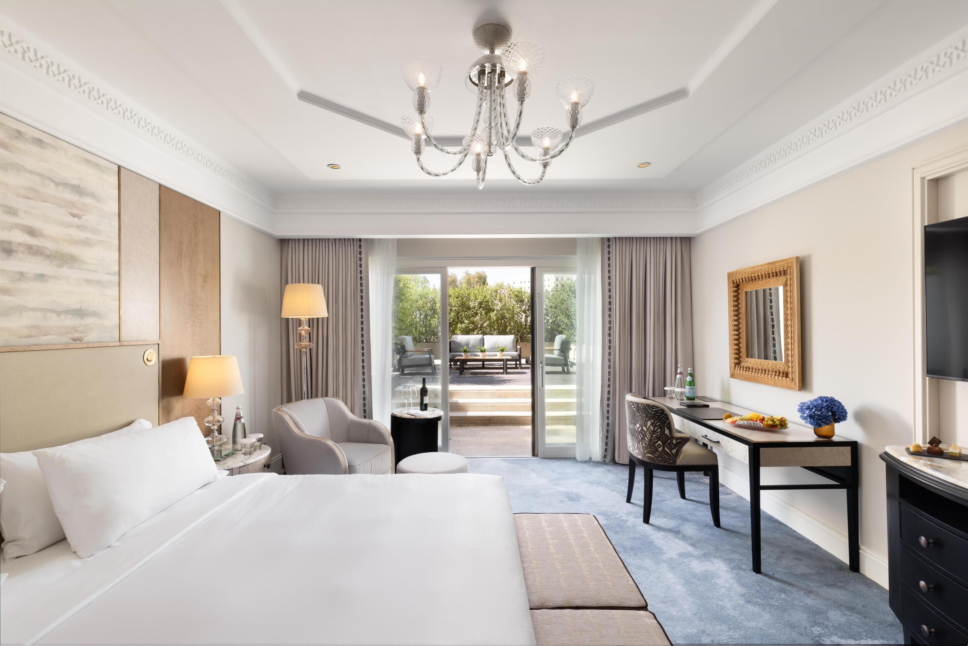 Ropa de cama de alta calidad, colchones con efecto memoria y minibar 