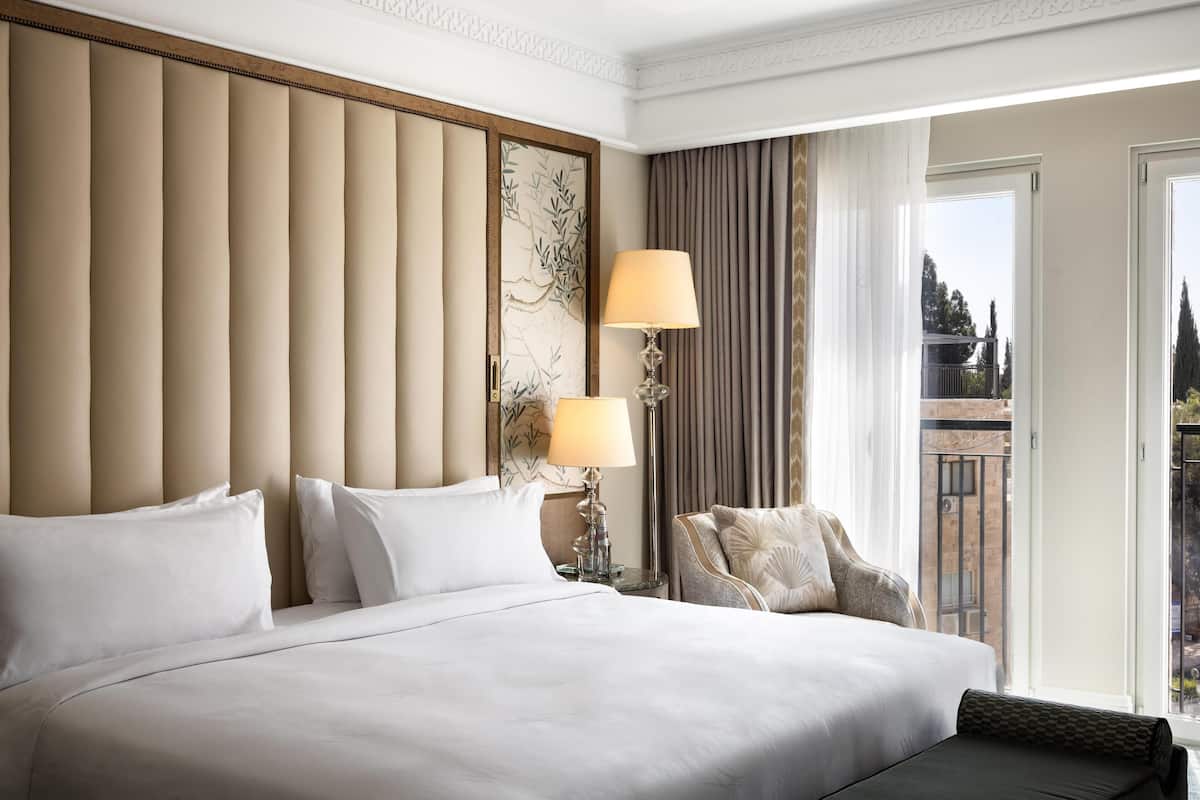 1 bedroom, premium bedding, memory-foam beds, minibar