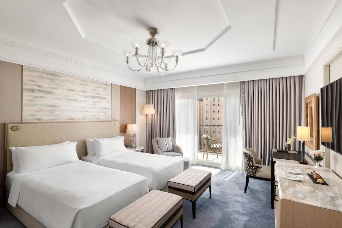 Hochwertige Bettwaren, Betten mit Memory-Foam-Matratzen, Minibar