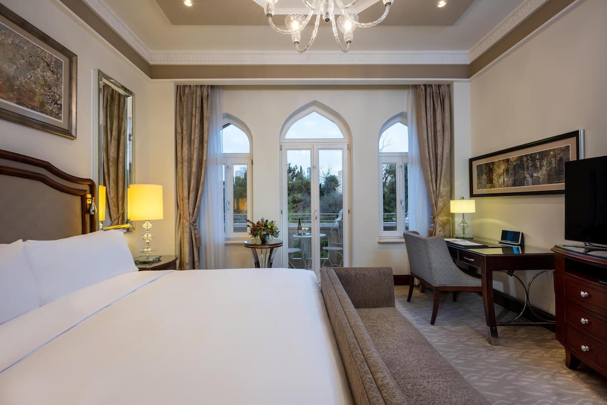 Habitación superior, 1 cama King size, balcón | Ropa de cama de alta calidad, camas con efecto memoria y minibar