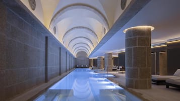 Piscina interna, funciona das 7h às 19h, salva-vidas no local