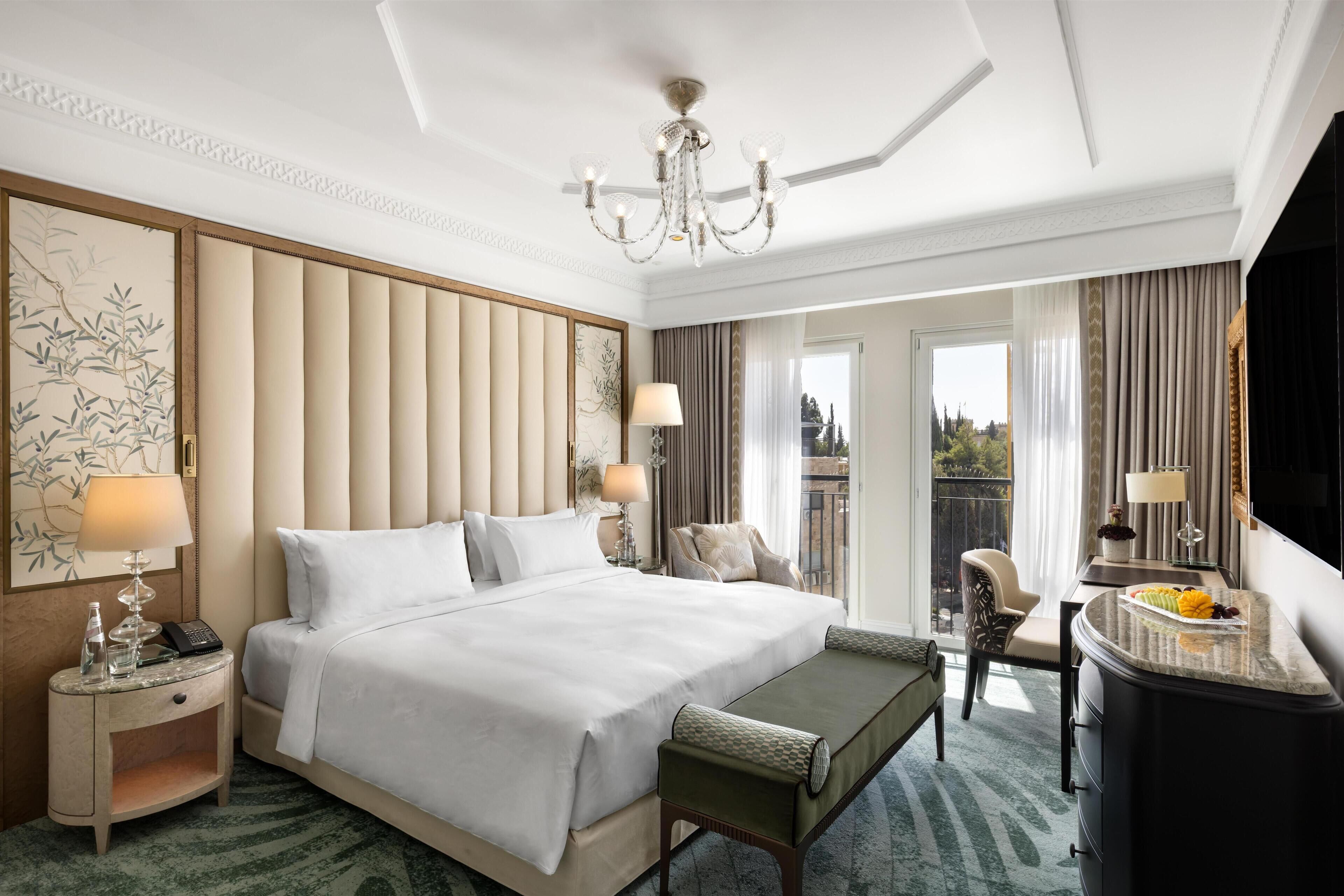 Ylelliset vuodevaatteet, memory foam -patjalliset sängyt, minibaari