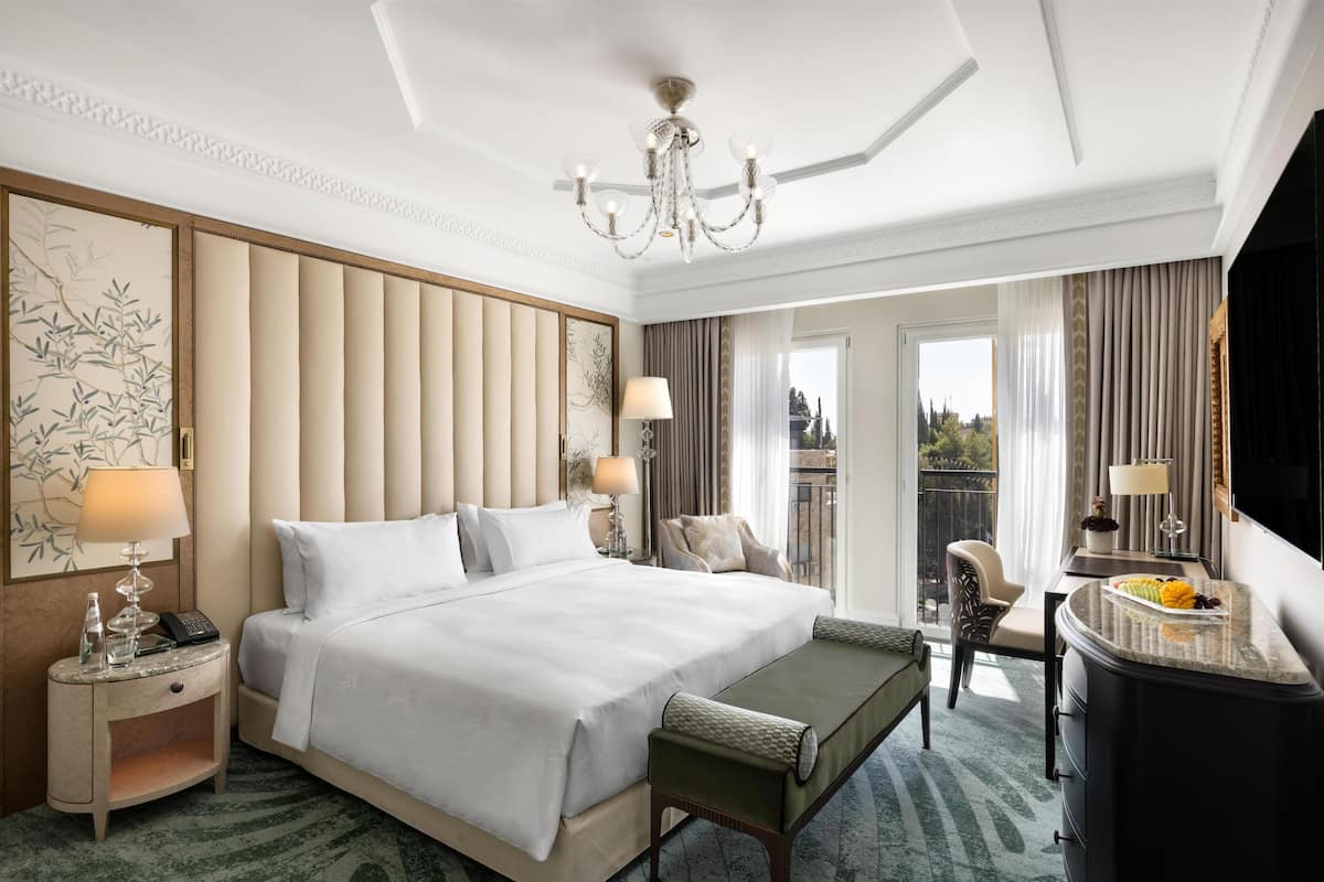 Ylelliset vuodevaatteet, memory foam -patjalliset sÀngyt, minibaari