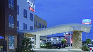 A Fairfield Inn & Suites Marriott hotel with a clear 10'-0" sign, outdoor seating, and a parking lot. - Fairfield Inn & Suites Natchitoches (Natchitoches)