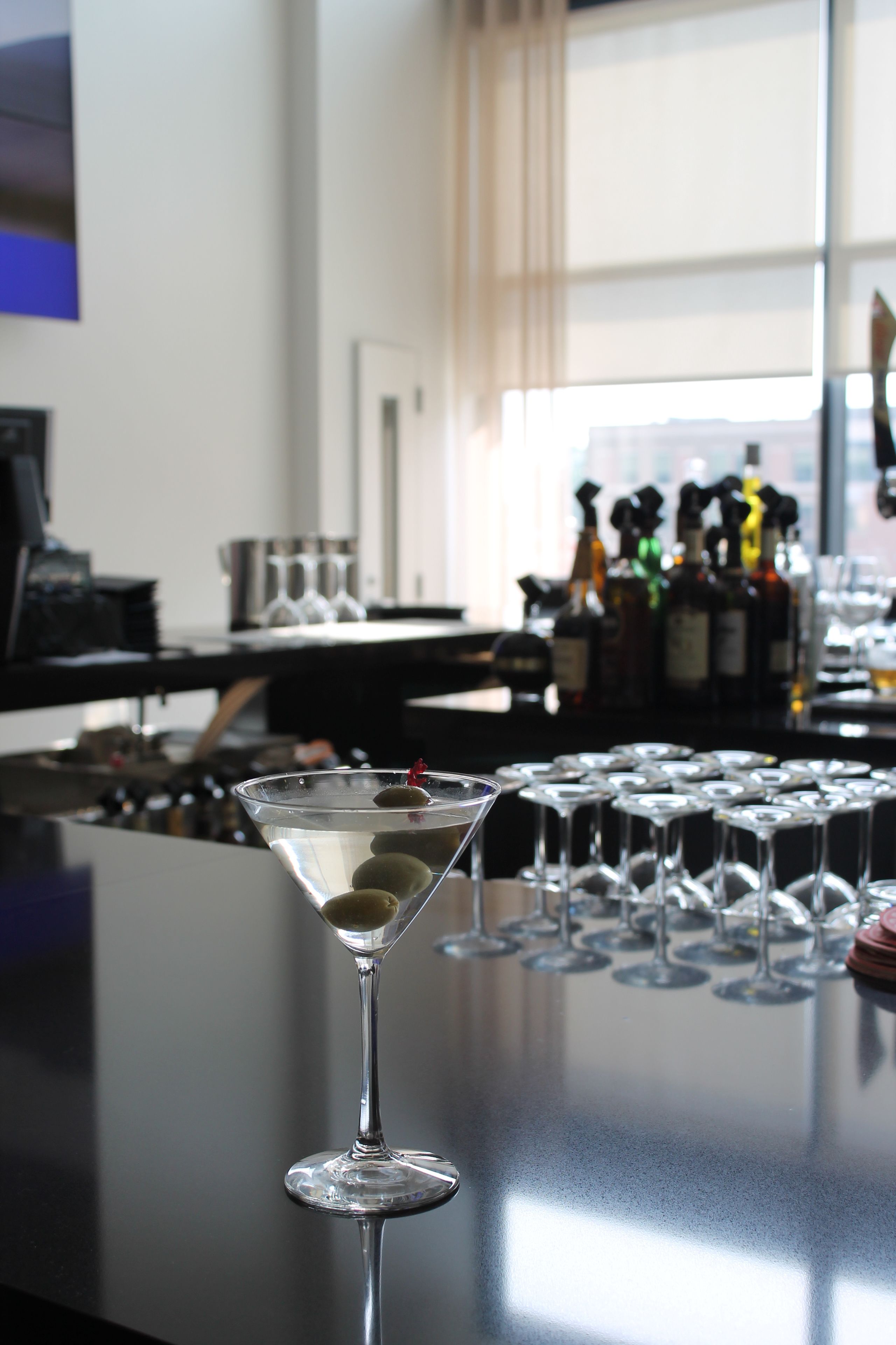 serves breakfast, lunch and dinner