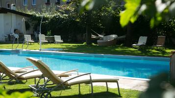 Kolam renang outdoor musiman, dengan kursi berjemur