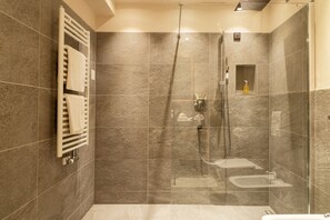 Ensemble baignoire-douche, séchoir à cheveux, peignoirs, pantoufles