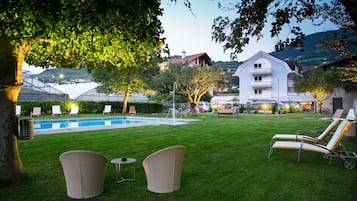 Kolam renang outdoor musiman, dengan kursi berjemur