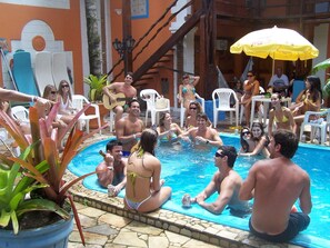 Piscine extérieure, parasols de plage, chaises longues