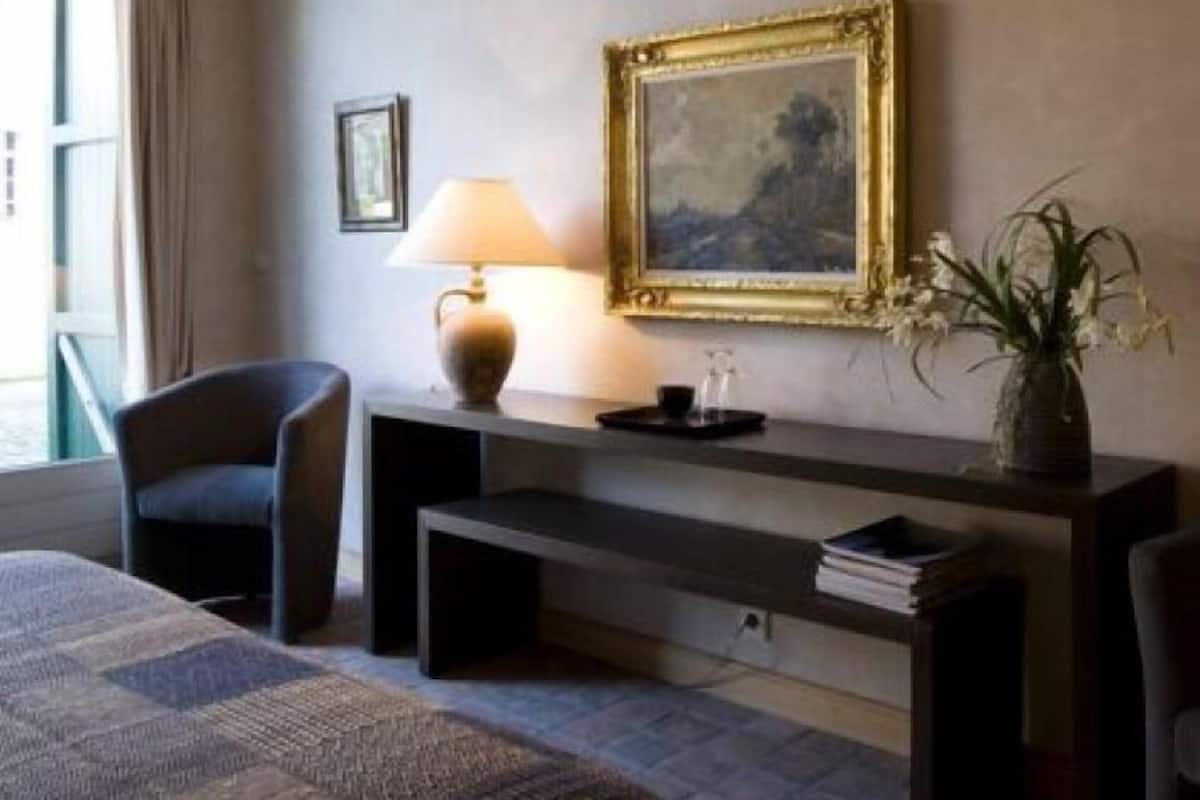 Desk, soundproofing, WiFi (free), individually furnished