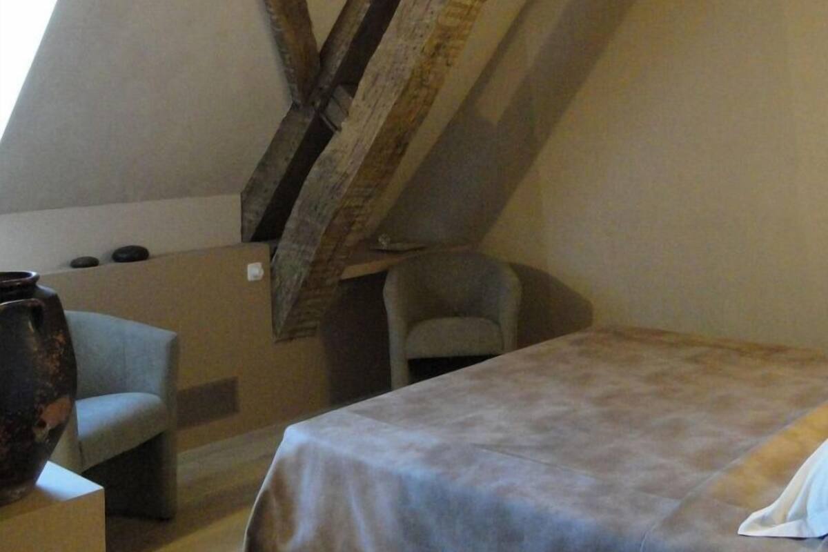 Comfort Room with Bathtub | Desk, soundproofing, WiFi (free), individually furnished