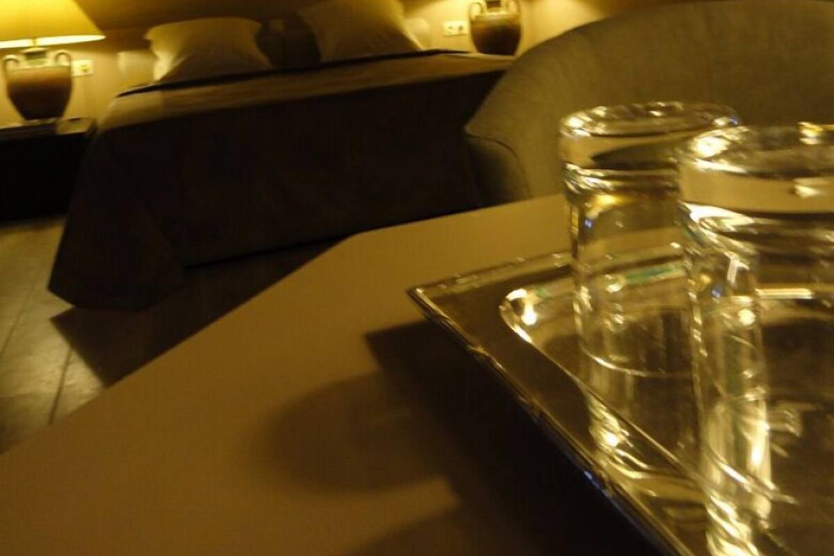 Suite | Desk, soundproofing, WiFi (free), individually furnished