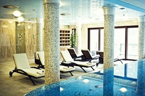 Indoor pool, sun loungers - Retro Riverside Wellness Resort (Brezová)