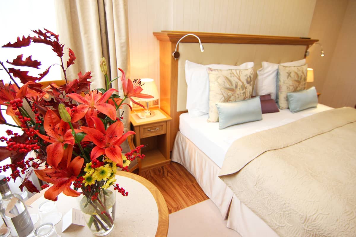 2 bedrooms, pillowtop beds, minibar, in-room safe
