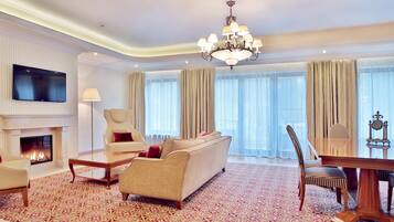 Grand-suite - 2 soveværelser - balkon - udsigt til flod | Senge med topmadrasser, minibar, pengeskab på værelset, skrivebord