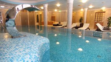 สระว่ายน้ำในร่ม, เก้าอี้อาบแดดริมสระ