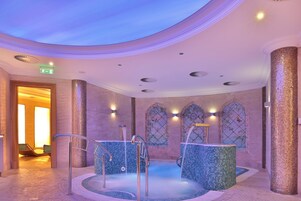 Piscina interna, espreguiçadeiras