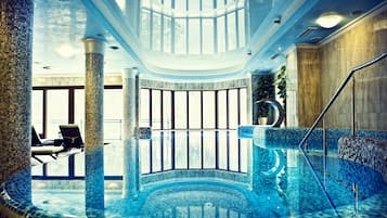 Indoor pool, sun loungers