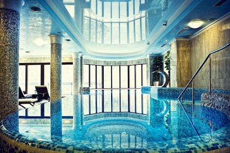 Indoor pool, sun loungers