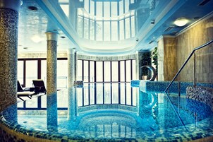 Piscina interna, espreguiçadeiras