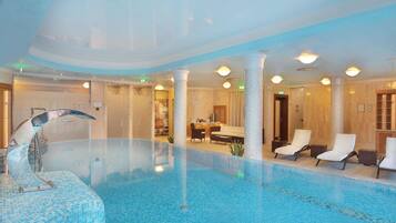 Piscine couverte, chaises longues