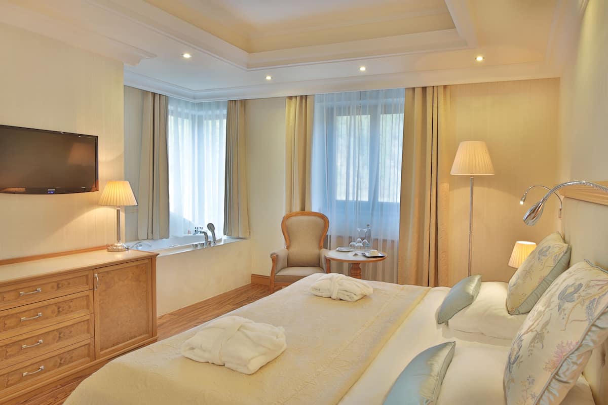 Executive Suite, 2 Bedrooms, Balcony, River View | 2 bedrooms, pillowtop beds, minibar, in-room safe